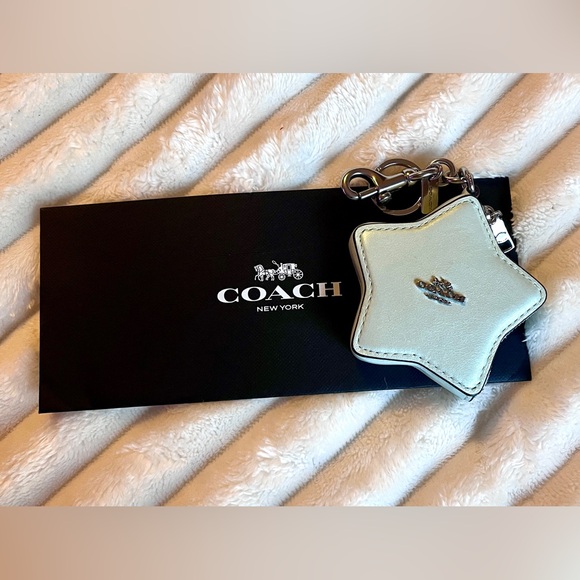 ⭐️ Coach Star Bag Charm / Coin Case in Pearlized Smooth Leather ⭐️ - Picture 4 of 5